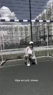 Девушка спровоцировала конфликт на футбольном поле, пытаясь сделать растяжку на воротах