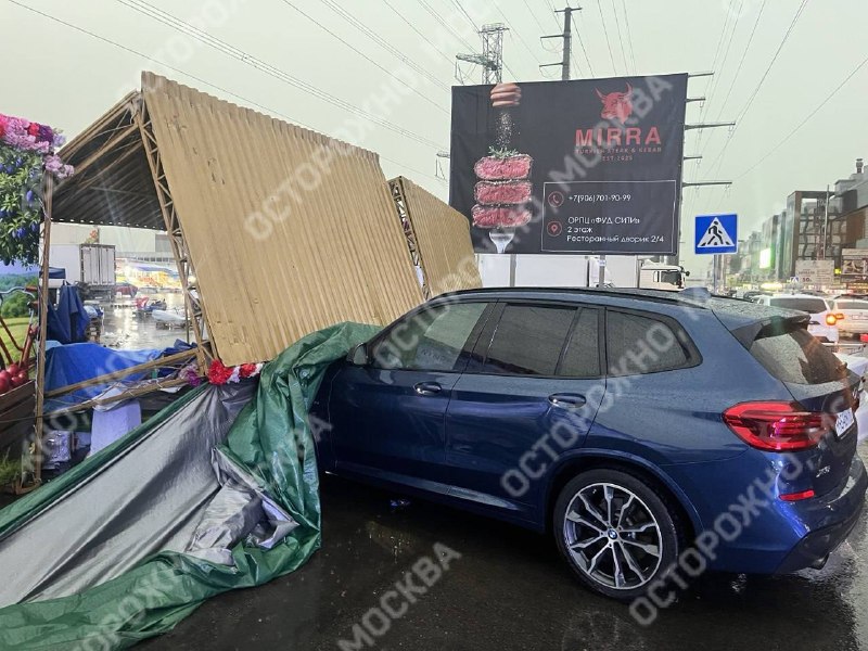 В Москве торговые палатки рухнули на припаркованные автомобили