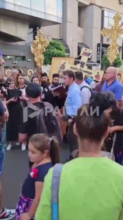 Православные христиане прошли по центру Бухареста с крестами и иконами после парада ЛГБТ
