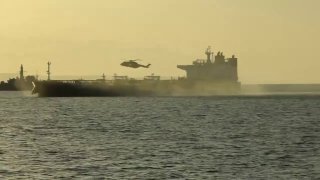Появились кадры высадки спецназа Великобритании на судно Smyrtos в Ла-Манше