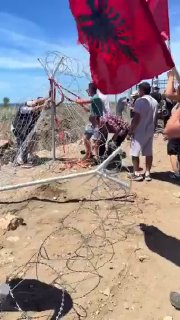 В Албании протестующие снесли ограждения на стройке элитного курорта зятя Трампа