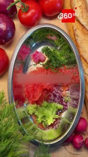 Иностранцы массово открывают для себя легендарную «жижу со дна салата»