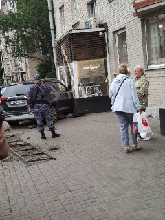 Авто влетело в кофейный киоск на Заневском проспекте