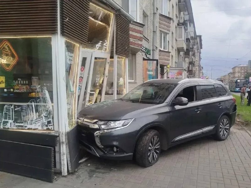 При таране кофейного ларька на Заневском пострадала девушка-пешеход