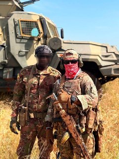 Бронеавтомобиль «Спартак» и военнослужащий ВС РФ в Мали