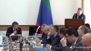 Премьер Дагестана «проехался» по главе Минздрава из-за очередей и работы больниц