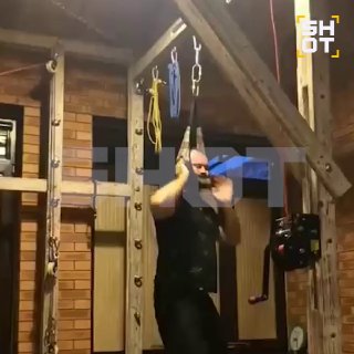 Врачи предупредили об опасности экстремальных упражнений на турнике для лечения спины