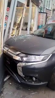 В Петербурге водитель кроссовера врезался в кофейный киоск и пытался скрыться
