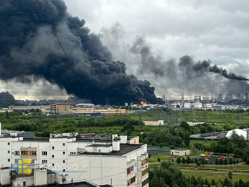 Над московским НПЗ в Капотном зафиксированы столбы дыма и пламени после прилета дронов