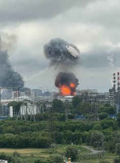 При атаке БПЛА на Московский НПЗ в Капотне сорвало крышку топливного резервуара