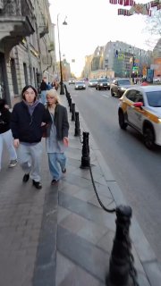Стычка пешеходов и самокатчика на тротуаре