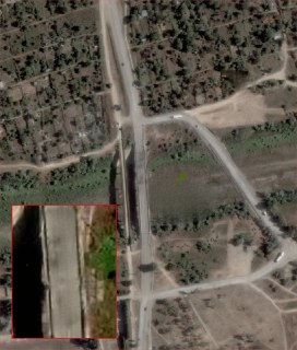 Спутниковые снимки зафиксировали насыпные переправы рядом с поврежденными мостами в районе Крыма и Херсонской области