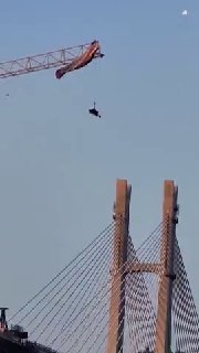 Китаец-парапланерист провел несколько часов на башенном кране