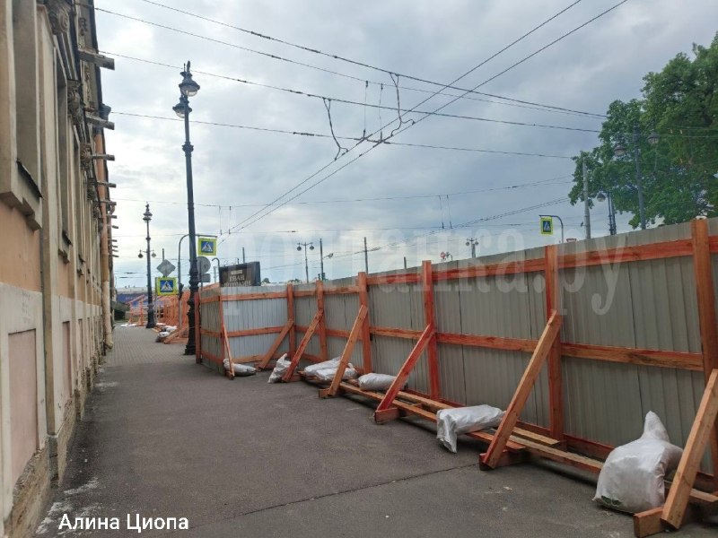 Первый кадетский корпус в Санкт-Петербурге огородили забором для реставрации