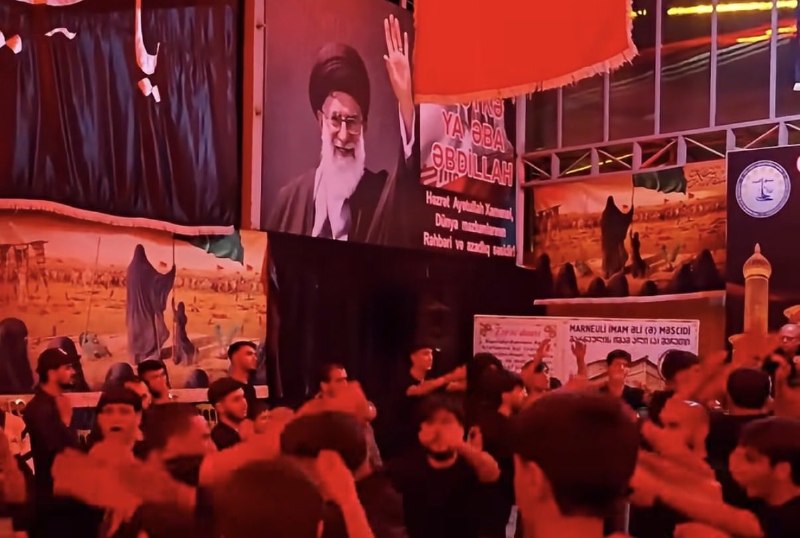 В грузинском Марнеули верующие исполнили религиозный напев перед плакатом с изображением Али Хаменеи