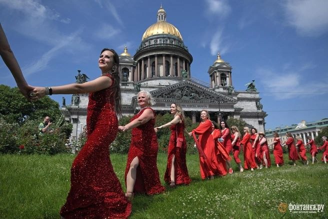 В центре Петербурга прошел патриотичный флешмоб «Сердце мира в красных платьях»