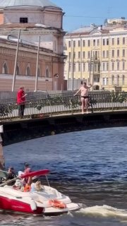 В Петербурге мужчина прыгнул в Мойку с Мало-Конюшенного моста