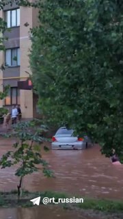 В Оренбурге улицы и автомобили оказались под водой из-за сильной грозы