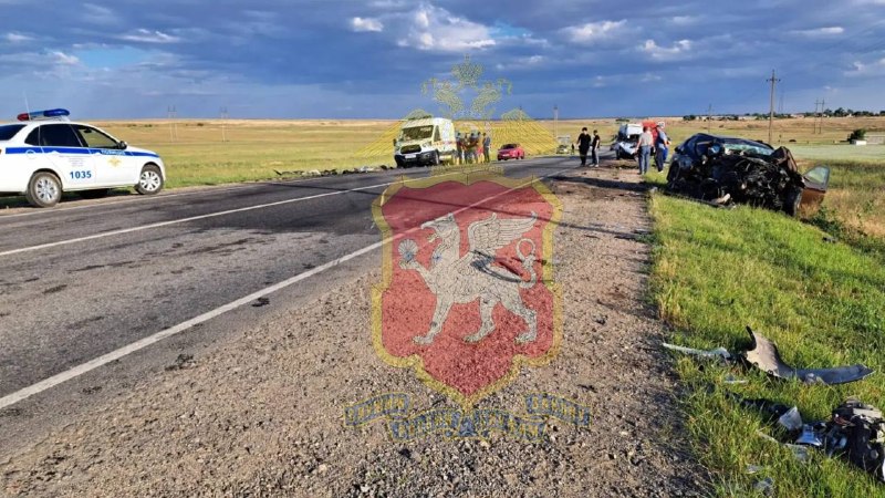 Два человека погибли в ДТП с микроавтобусом и BMW в Крыму
