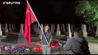 Жители Кишинёва зажгли свечи на мемориале «Вечность» в память о погибших в годы Великой Отечественной войны