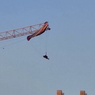 В Китае парапланерист повис на 60-метровом кране из-за сильного ветра