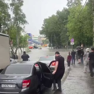 В Москве из-за сильного града и ливня наблюдается масштабное затопление дорог