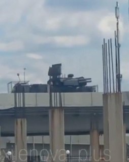 В Москве у НПЗ «Газпромнефти» в Капотне заметили комплекс «Панцирь» с защитной решеткой