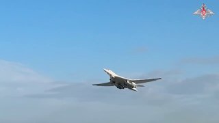 Российские ракетоносцы Ту-160 совершили длительный полет над морями в сопровождении иностранных истребителей