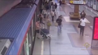 В московском метро мужчина с пистолетом напал на пассажиров