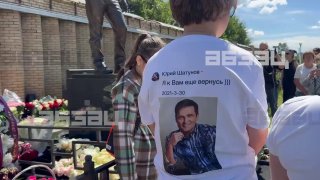 На Троекуровском кладбище собрались толпы людей, чтобы навестить могилу Юрия Шатунова