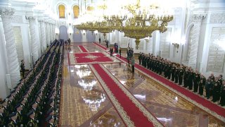 Путин вручил орден Жукова Президентскому полку ФСО России в Кремле
