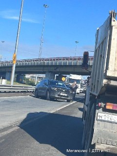 Из-за аварии под виадуком на развязке Таллинского и Волхонского шоссе с КАДом образовалась 10-километровая пробка