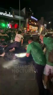 В Мексике водитель въехал в толпу празднующих футбольных фанатов: есть пострадавшие