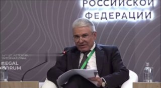 На юридическом форуме в Петербурге обсудили влияние рифмоплётов на общество и демографию