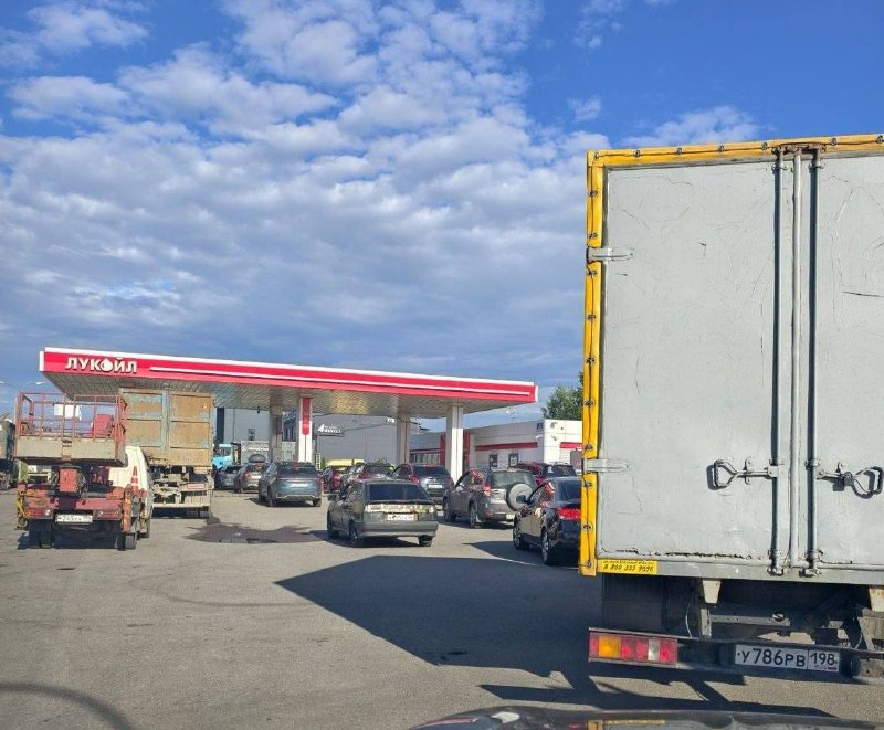В Кудрово на АЗС возникли очереди из-за ограничений на продажу топлива