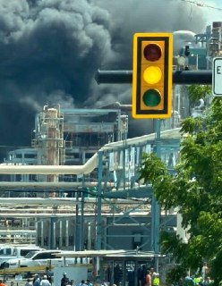 В Пенсильвании загорелся нефтеперерабатывающий завод