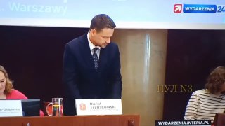 Мэр Варшавы Рафал Тшасковский забрал стакан у женщины во время заседания