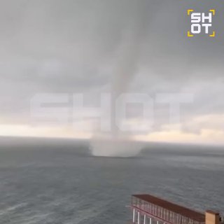 В Сочи зафиксированы смерчи в море; действует штормовое предупреждение
