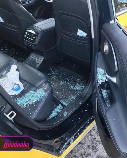 Самокатчик разбил заднее окно такси после конфликта с водителем в Москве
