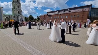 В Тульском кремле более 10 пар молодых людей станцевали вальс