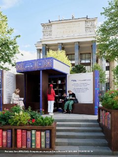 В Москве установили арт-объект в виде гигантской стопки книг с бесплатной библиотекой внутри