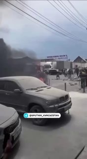 В Бишкеке на рынке «Джунхай» произошел пожар с повреждением четырех автомобилей