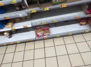 Россияне начали массово скупать гречку и другие товары первой необходимости