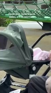 Дедушка сыграл на флейте для своей внучки