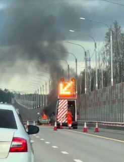 Парень сохранил спокойствие и продолжал пользоваться телефоном, пока его машина горела на трассе
