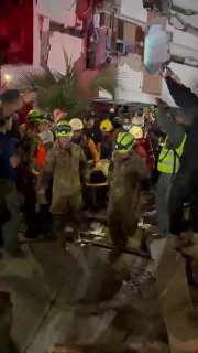 В Венесуэле под завалами после землетрясения нашли живую девочку-подростка с собакой