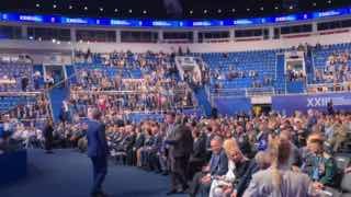 На съезде «Единой России» участник СВО сделал предложение своей девушке