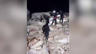 В Венесуэле из-под завалов после землетрясения спустя 6 дней спасли трехлетнего ребенка
