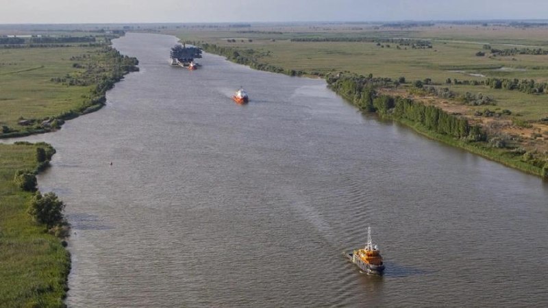 В Астраханской области из-за низкого уровня воды в канале скопилось около 60 судов