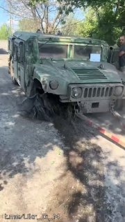 Опубликованы кадры эвакуации поврежденной американской бронемашины HMMWV ВСУ на одном из направлений СВО